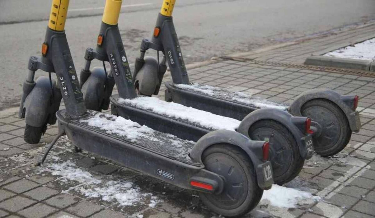     Самокаты в снегу. Источник: krsk.kp.ru Автор фото: Диана Иванова