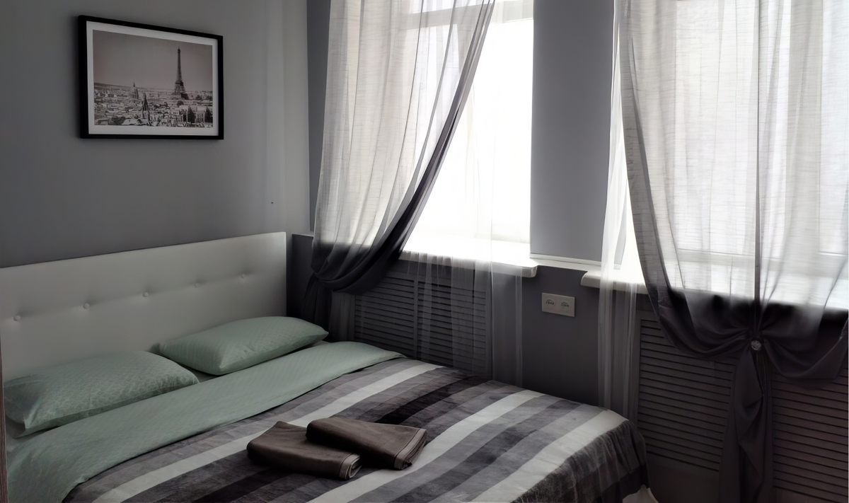 Внутри светло и аккуратно, во всех номерах есть чайник и посуда, а готовить можно на общей кухне.
