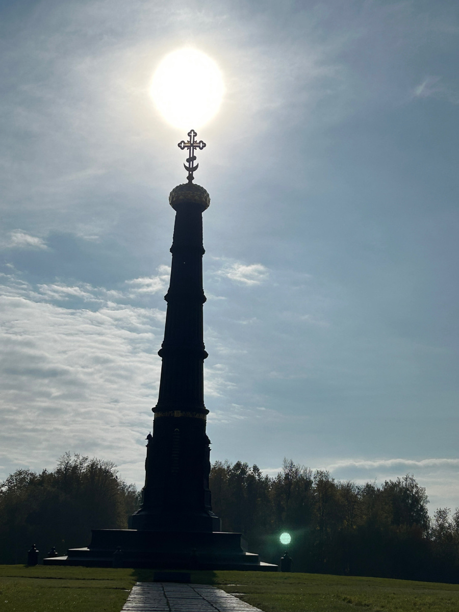 Красный холм. Монумент в честь победы в битве на Кудиковом поле. 