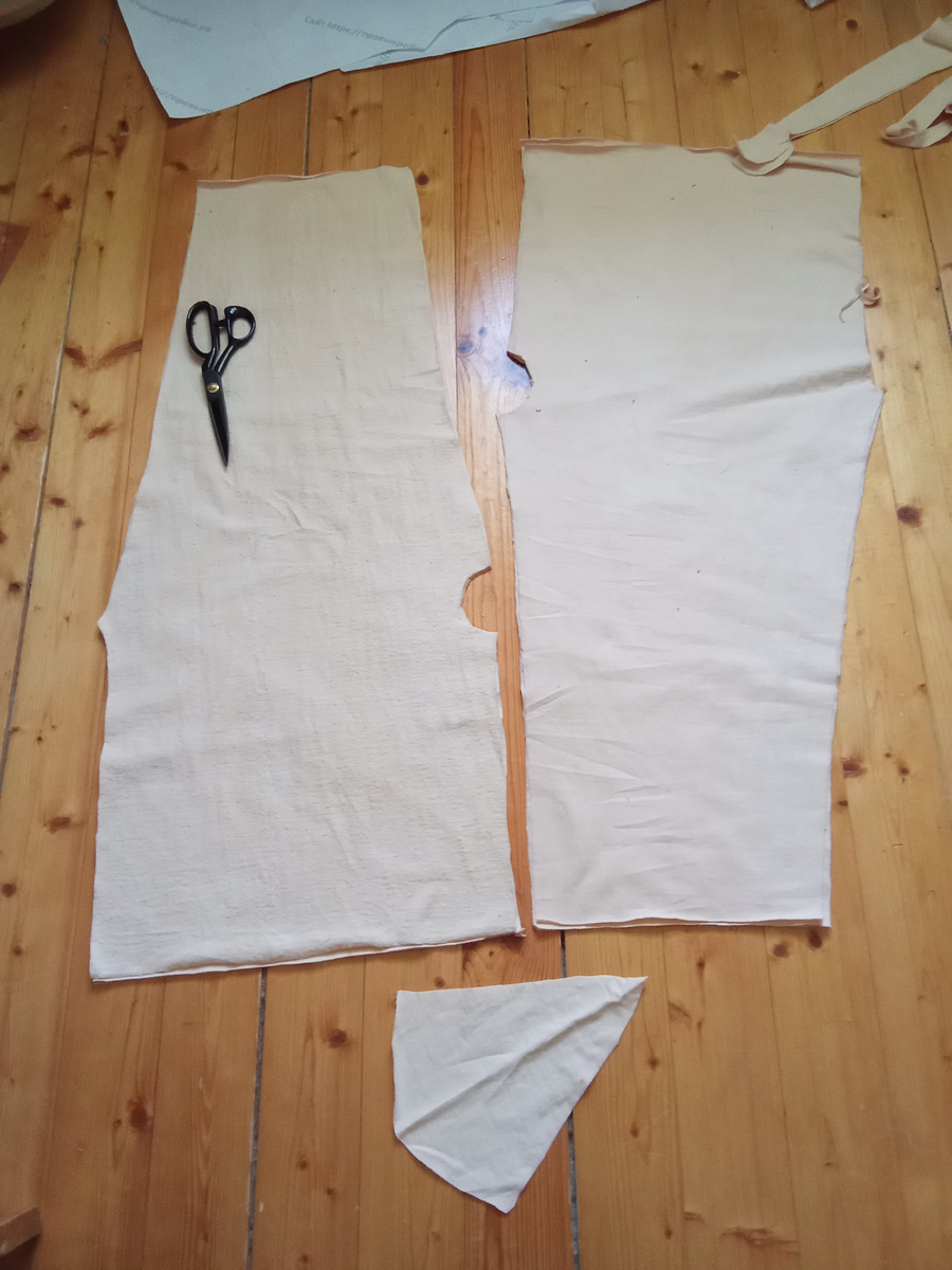 Вот такая безотходная технология.  В дело в клинышке. Он и удобство даёт и ткань экономит. 