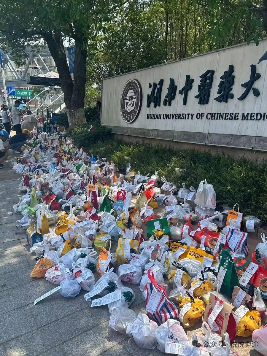 Пакеты с готовой едой из доставки у проходной китайского университета.