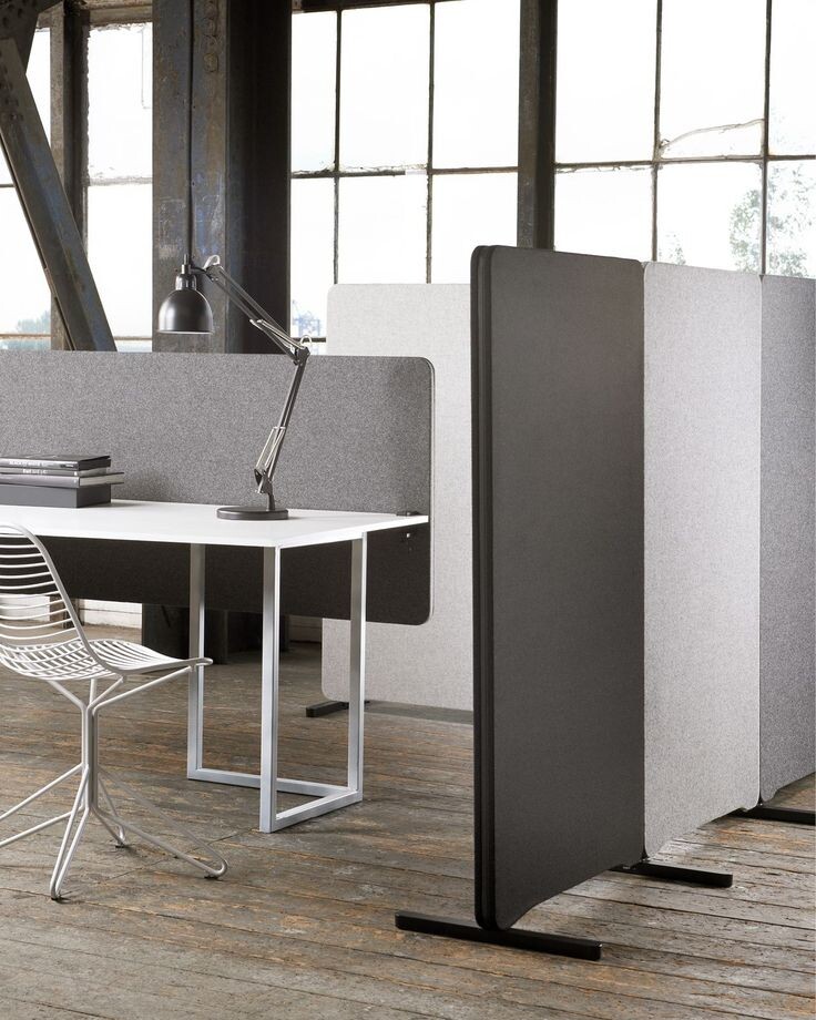 На фото — примеры,  как бафлы не только поглощают шум, но и зонируют пространство