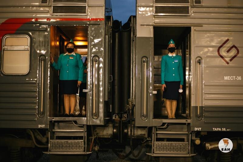    Проводницы в дверях вагона