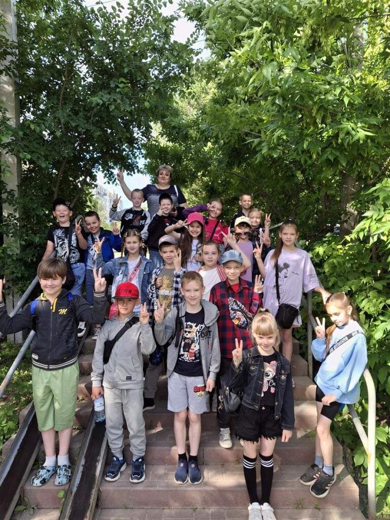   Дружный 3 «А» класс со своим учителем И.М. Васильевой после похода в кино. Елена Юрцевич