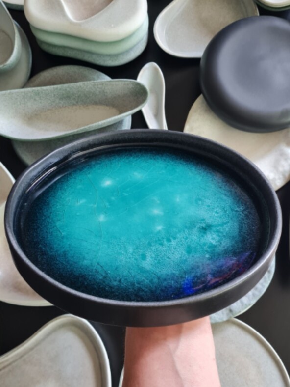 Прорабатывали возвращение цвета Black Lagoon, раньше делали на немецких глазурях, были трещины.