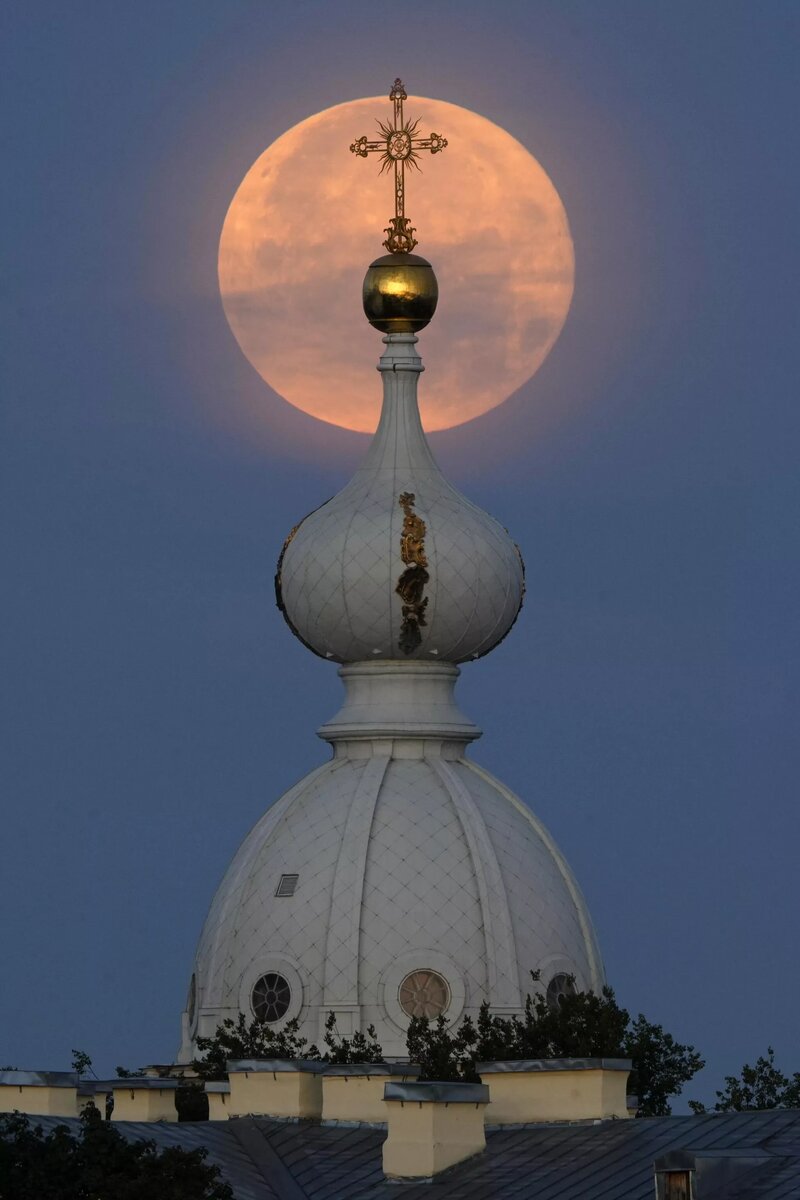 Суперлуние можно наблюдать над Воскресенским Смольным монастырем в Санкт-Петербурге, Россия © AP Photo / Dmitri Lovetsky