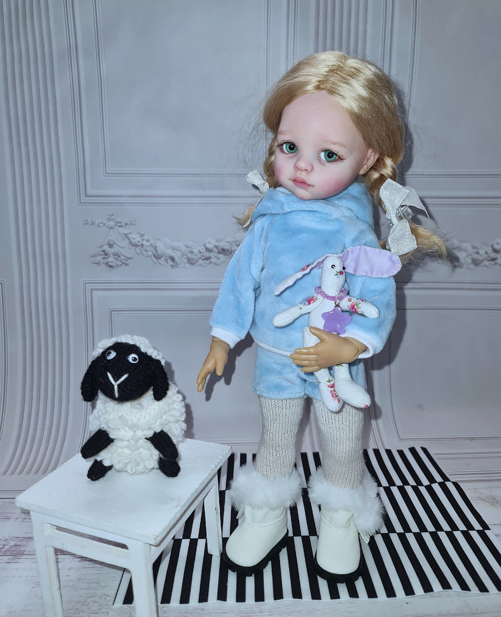 У нас всё ещё холодно, ждём отопления, поэтому Марьяша сегодня нарядилась по-зимнему