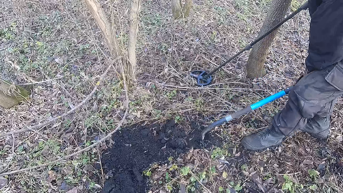 Земля легко копалась