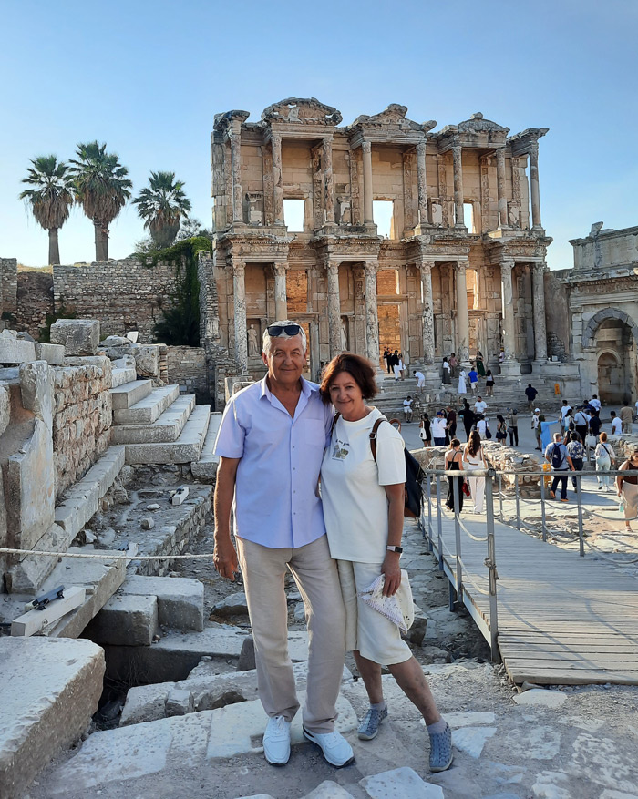 На фоне фасада библиотеки Цельса.