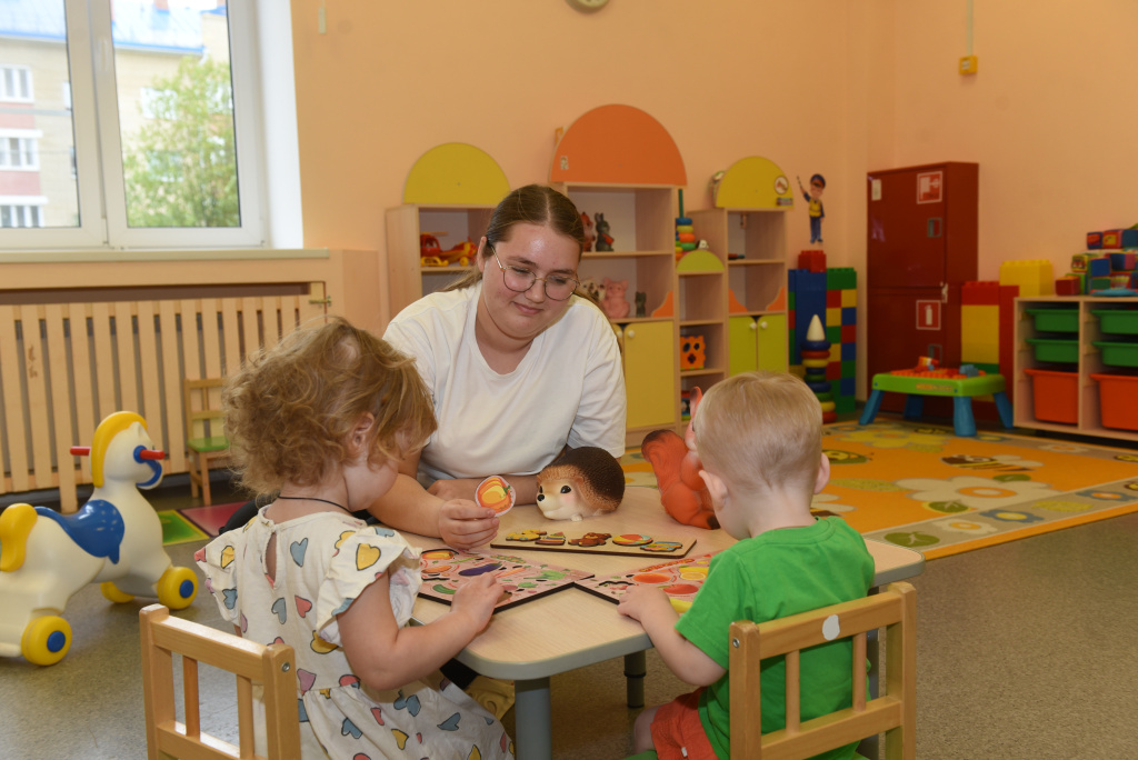 Екатерина Ермолина очень любит детей, ей нравится общаться с ними, обучать, заботиться, и ребятишки к ней тянутся.
Фото: Татьяна Иваницкая