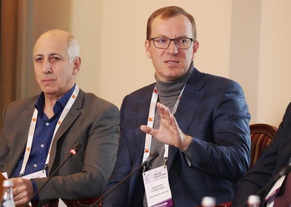 На фо­то (спра­ва) за­мес­ти­тель ми­нис­тра циф­ро­вого раз­ви­тия, свя­зи и мас­со­вых ком­му­ника­ций РФ Дмит­рий Уг­ни­вен­ко