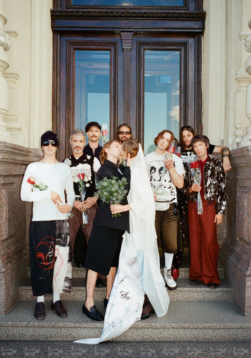    На Марии: футболка и юбка USHATAVA, туфли LIME На Александре: пиджак USHATAVA, рубашка CASABLANCA (Spin4spin), шорты MAISON MARGIELA Фото: Саша Мадемуазель