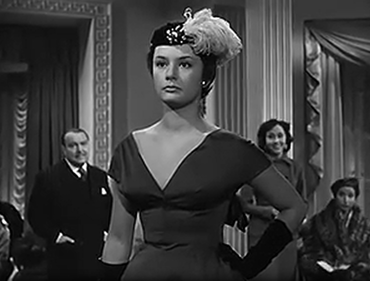 Исполнительница главной роли Лила Рокко была очень хороша в нарядах от Кристобаля Баленсиаги в фильме "Высокая мода"