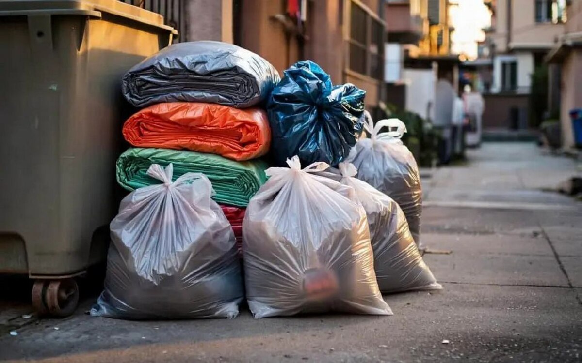    Повышение экосбора для производителей упаковки ограничат уровнем инфляции Иллюстрация сгенерирована нейросетью Kandinsky