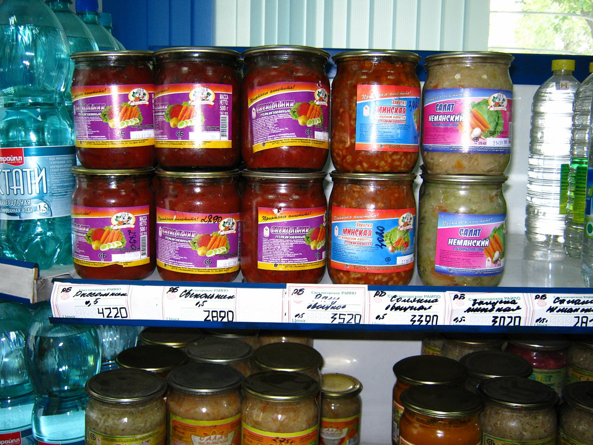 Фото сделано в Белорусси в 2010 году. Магазин с ассортиментом и полками из СССР 