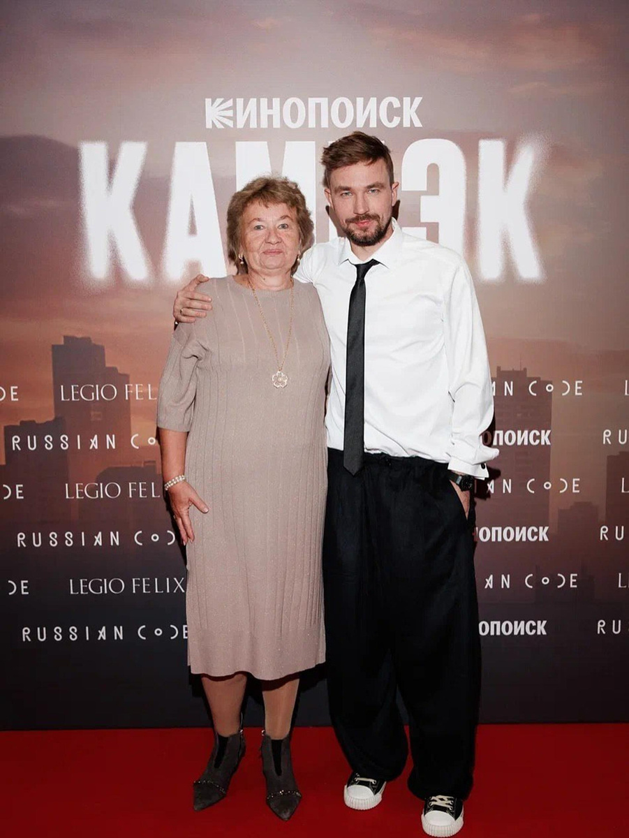     Александр Петров с мамой Алевтиной. Фото: Инстаграм* @actorsashapetrov