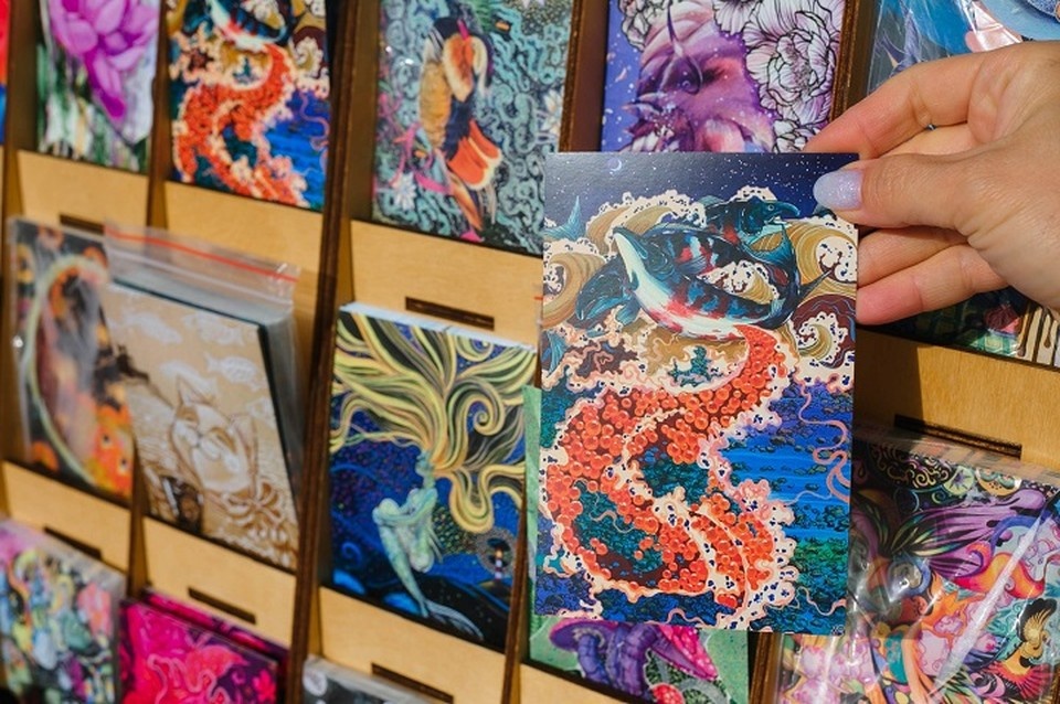    Гости ярмарки часто увозят открытки и постеры Ольги в другие города и даже страны Ольга ГРИГОРЬЕВА