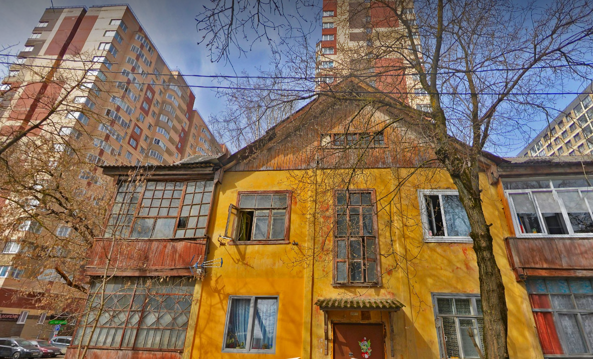 вот такое соседство в Брусчатом поселке. Фото с Яндекс.Карты