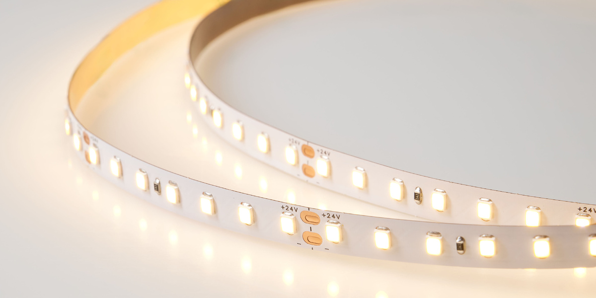 На фото лента ПЕРВЫЙ СВЕТ PTN-B-S-112-9,6-WW3000-24V