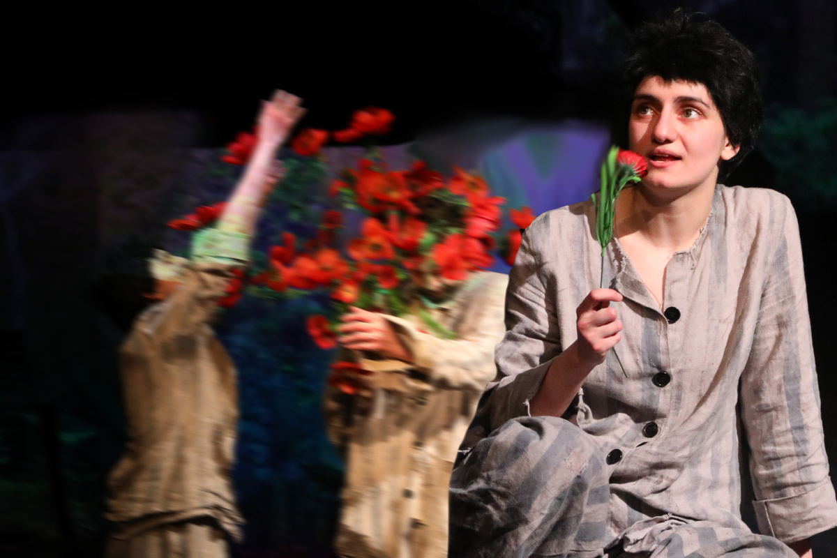 Сюзанна Никалаян в спектакле "Альпийская баллада", 2025 г. Фото автора.