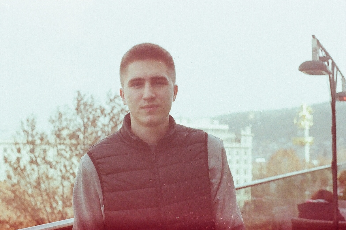 В центре Тбилиси, на последнем этаже скучного торгового центра на Шота Руставели