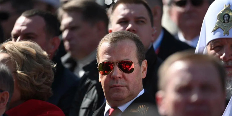    Медведев представил возможные версии появления дронов в Европе