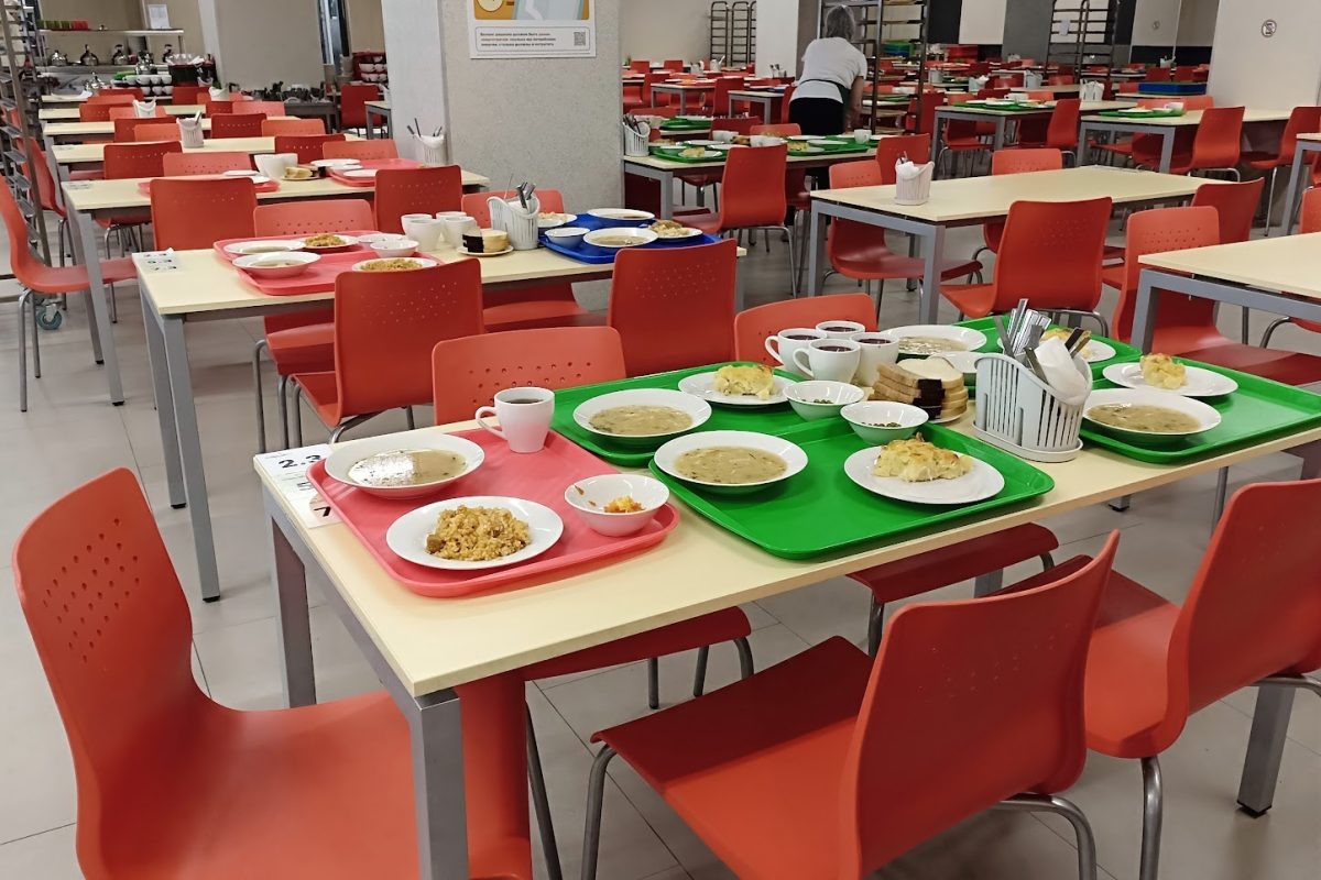    В настоящее время педагоги оплачивают посещение школьных столовых самостоятельно