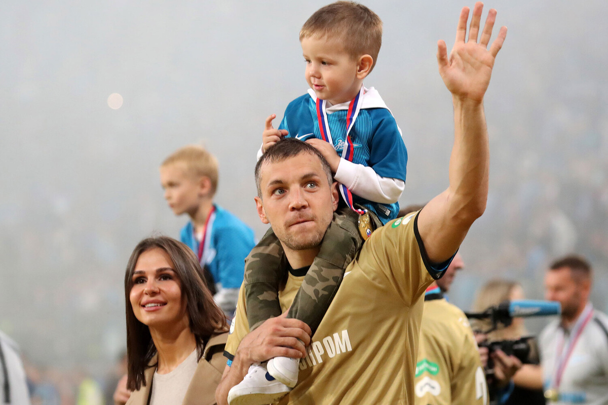 Артем Дзюба с супругой Кристиной и сыном во время церемонии награждения ФК «Зенит» после окончания матча чемпионата России по футболу между командами «Зенит» (Санкт-Петербург) и ЦСКА (Москва), 2019 год ©Петр Ковалев/ТАСС