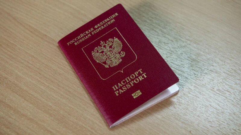     Российский загранпаспорт. Анна Зайкова, altapress.ru