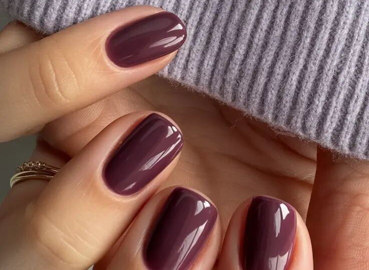 Маникюр на октябрь 2025: модный дизайн и идеи с фото