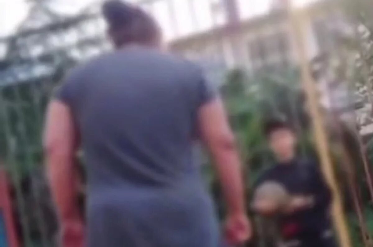    В Сочи женщина выгнала детей с площадки, полиция проводит проверку