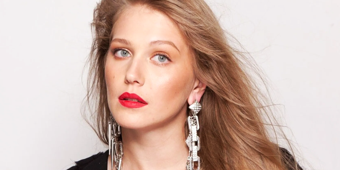 Любвеобильная, но в 38 лет бездетная и незамужняя, живет с мамой и 2 кошками. Актриса Карина Андоленко