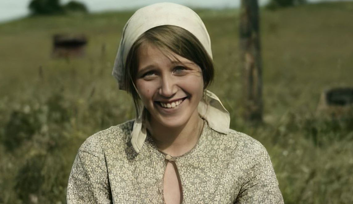 на фото Карина Андоленко в фильме "Рябиновый вальс"