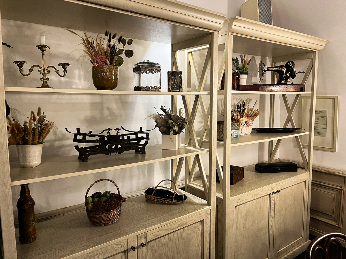 Полки с разномастным декором →