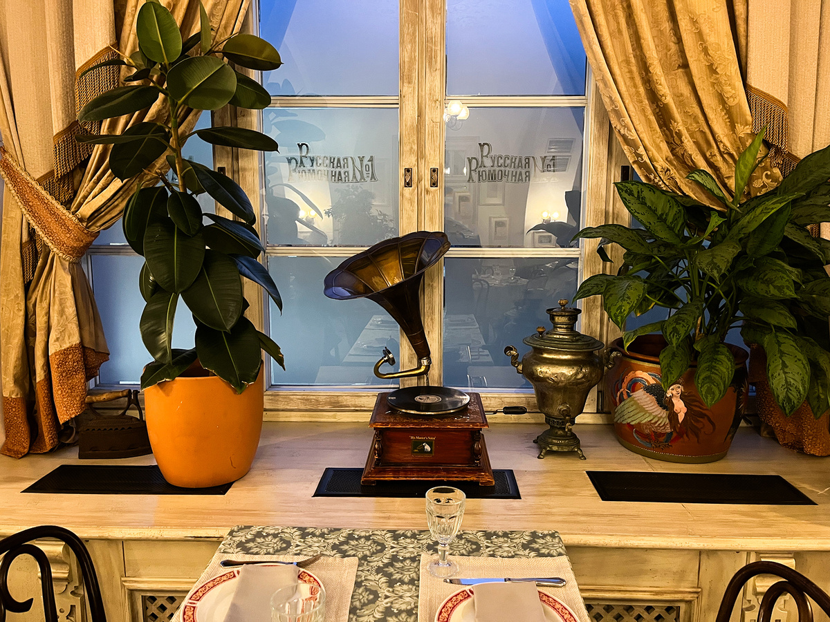 Декор подоконников: живые растения, винтажные граммофон и самовар →