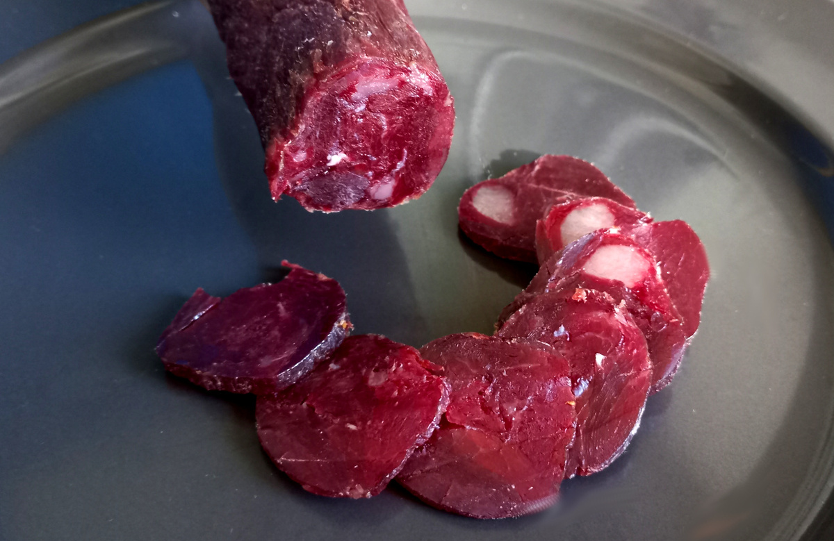 Дегустирую махан, купленный на Калинском рынке в Донецке