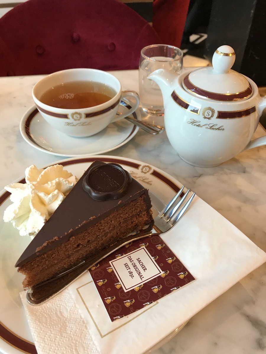 Аутентичный Захер в Café Sacher Wien. Фото автора. Ну разве можно такое не попробовать? 