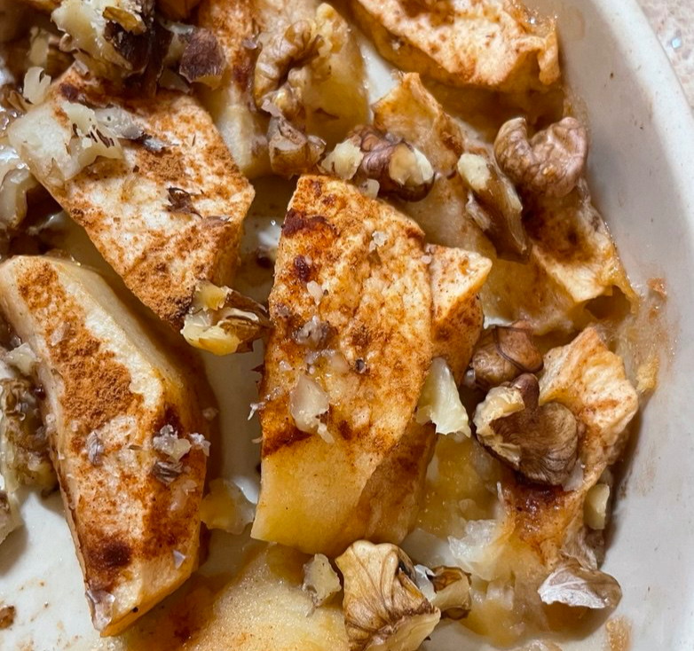 Мой любимый вариант - яблоки, корица, орехи. Просто и без добавленного сахара. Щадящий вариант десерта =)