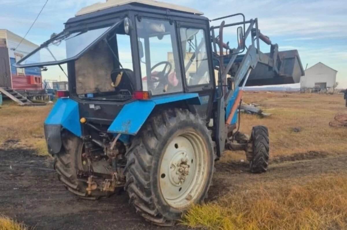    Водитель не заметил, как девочка выпала из окна трактора и попала под колёса.