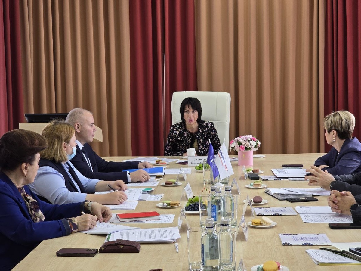 Дефицит медицинских работников препятствует достижению национальных целей развития. Об этом знает заместитель зубернатора Свердловской области - министр здравоохранения Татьяна Савинова (во главе стола). Фото: ДИПСО