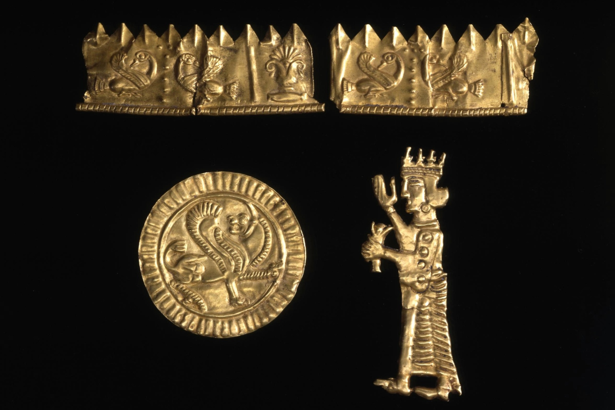 Обломки плоскостной композиции из состава Амударьинского клада. Справа внизу, по мнению исследователей — царь из Ахеменидов с цветком лотоса в руках. V-IV вв. до н.э., золото © Британский музей
