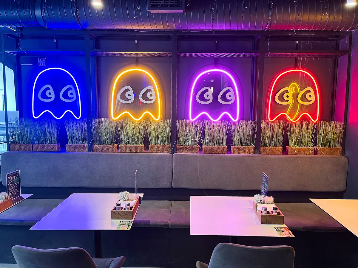 Неоновые фигурки как часть декора →