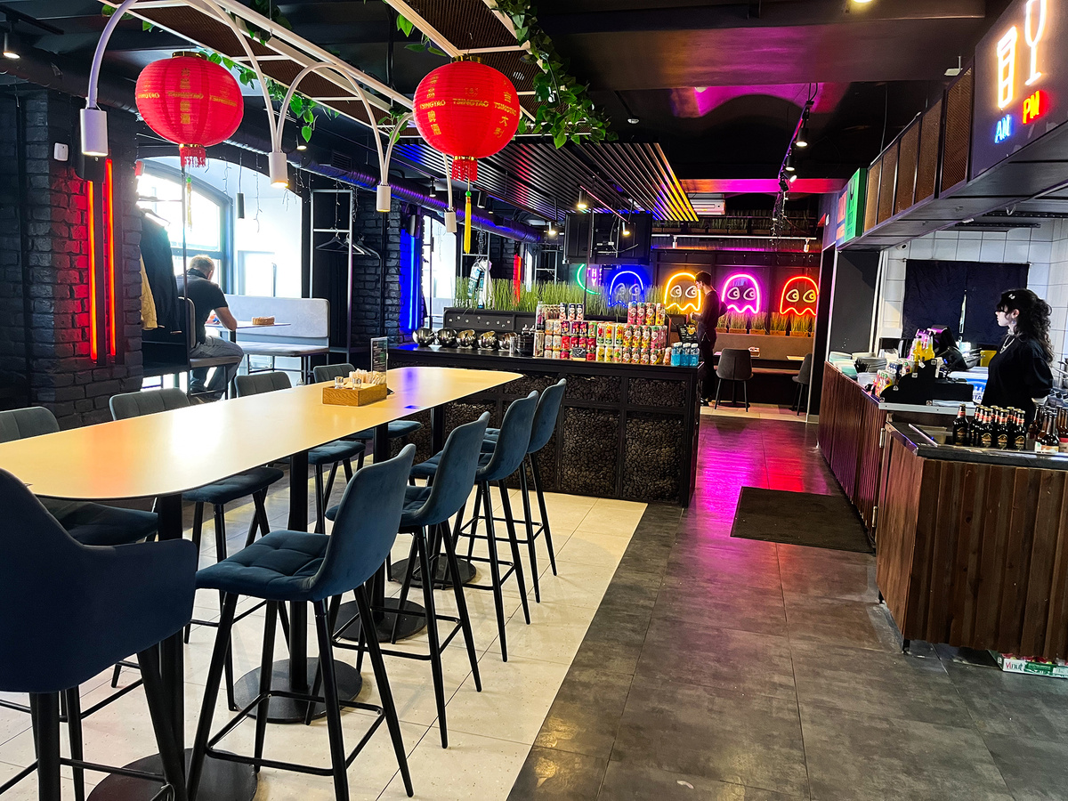 Вид на зал →