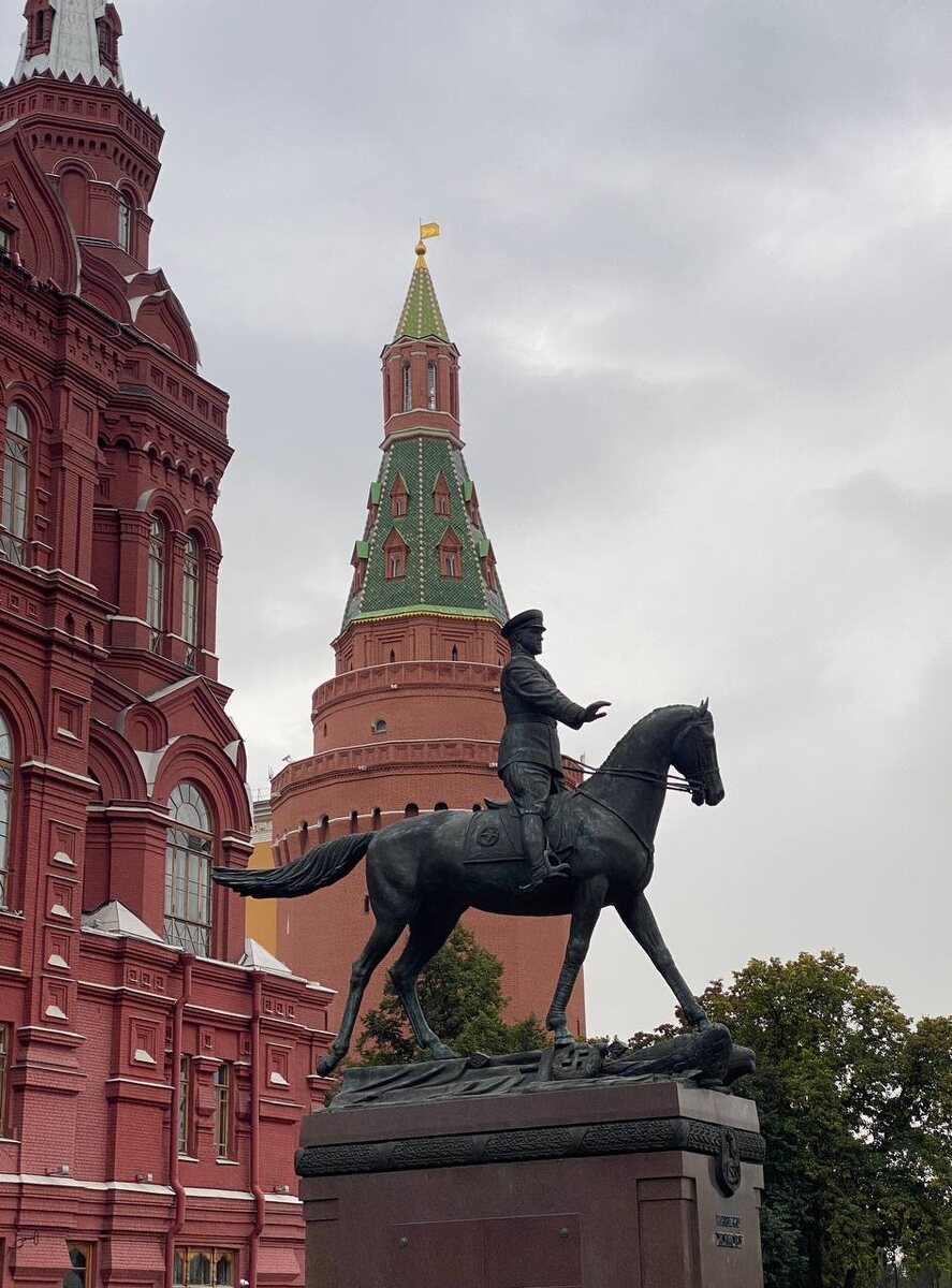 Памятник маршалу Жукову