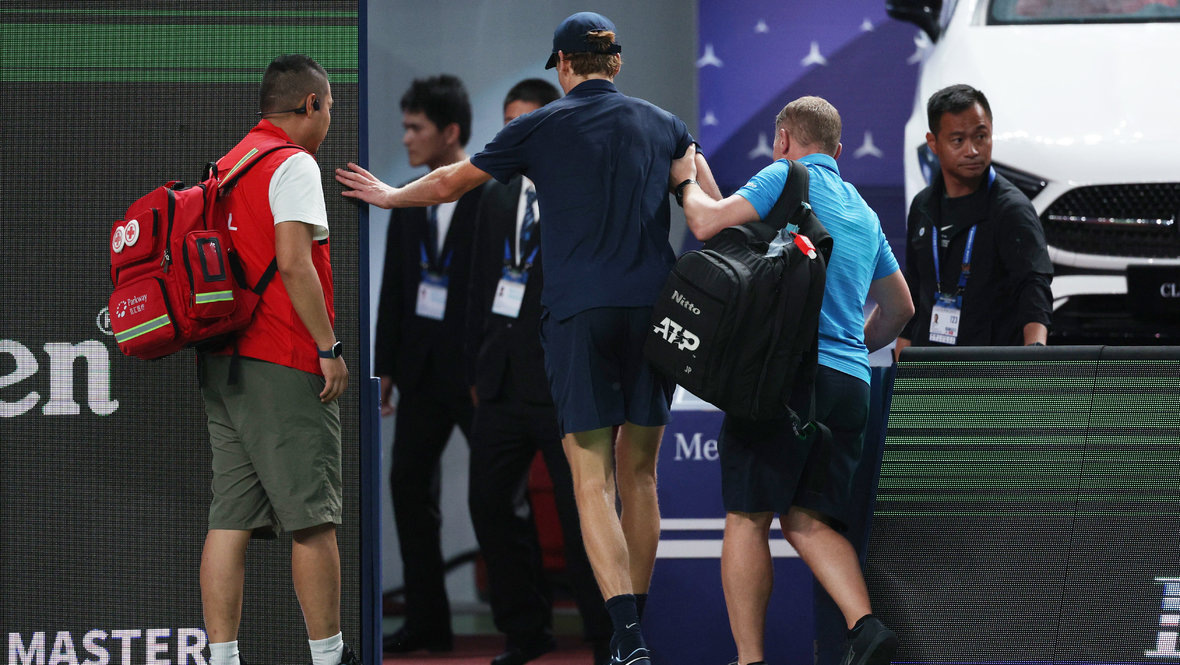    Яннику Синнеру помогают покинуть корт в Шанхае. Reuters