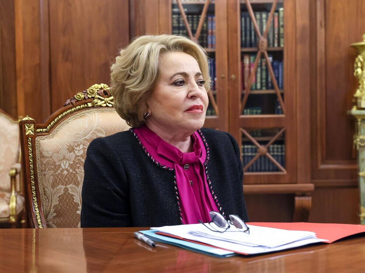    Председатель Совета Федерации РФ Валентина Матвиенко во время встречи с президентом РФ Владимиром Путиным© РИА Новости / POOL
