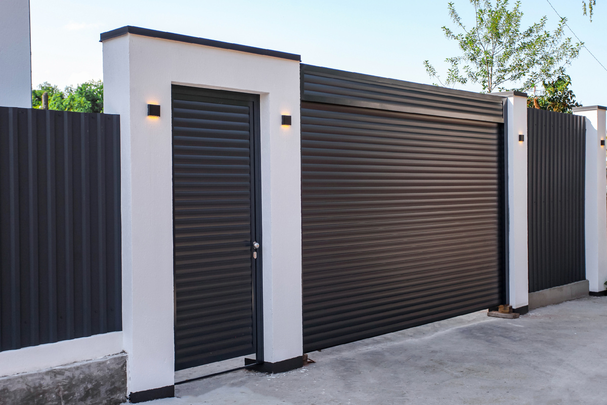 Въездные рулонные ворота с калиткой