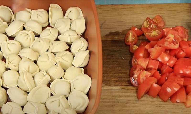 Пельмени по-новому: запекаем с помидорами и сметанно-яичной заливкой