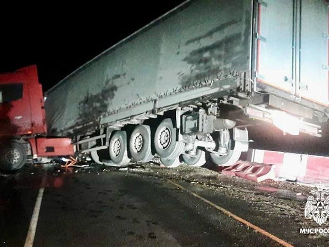 В результате ДТП на «Золотом кольце» под Тверью фура перегородила движение