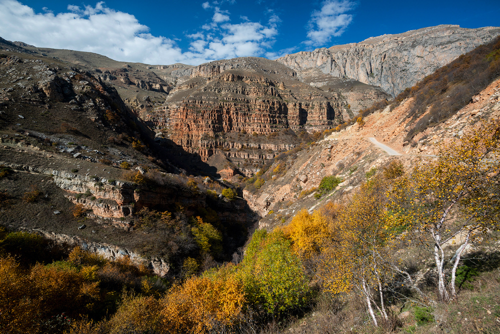 Красные стены у выхода из каньона. Под ними начинается дорога, ведущая в горное село Грыз